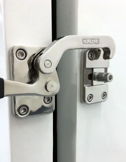 at450x-doorhandledetail.webp